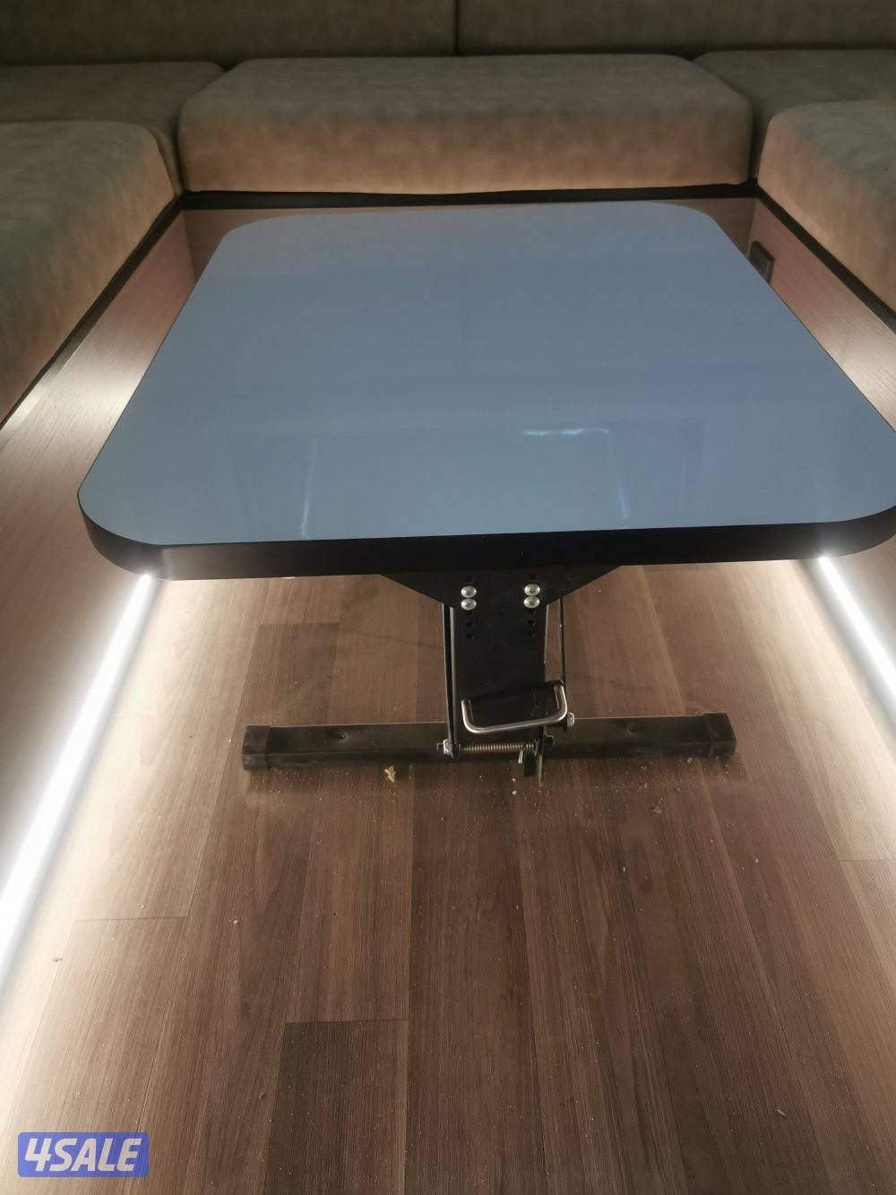 للبيع طاولة كرفان شبه جديده استعمال خفيف السعر1