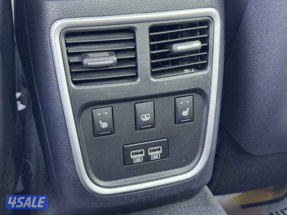 للبيع كرايزلر 300 C موديل 2021 - ماشي 11 ألف فقط15