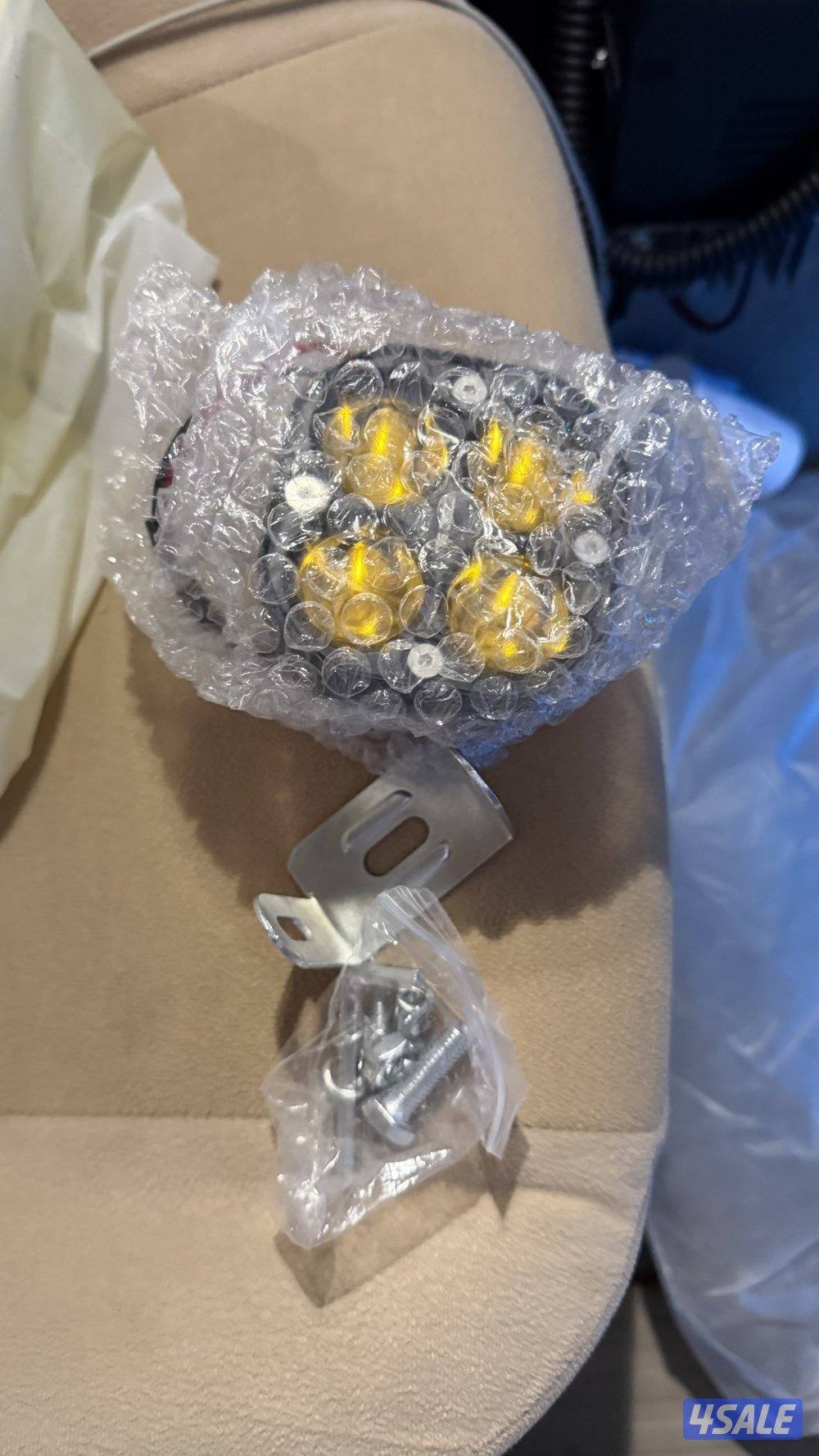 للبيع كشافات جديد بالكرتون وقاعده اريل تم توفير وقواعد كشاف0