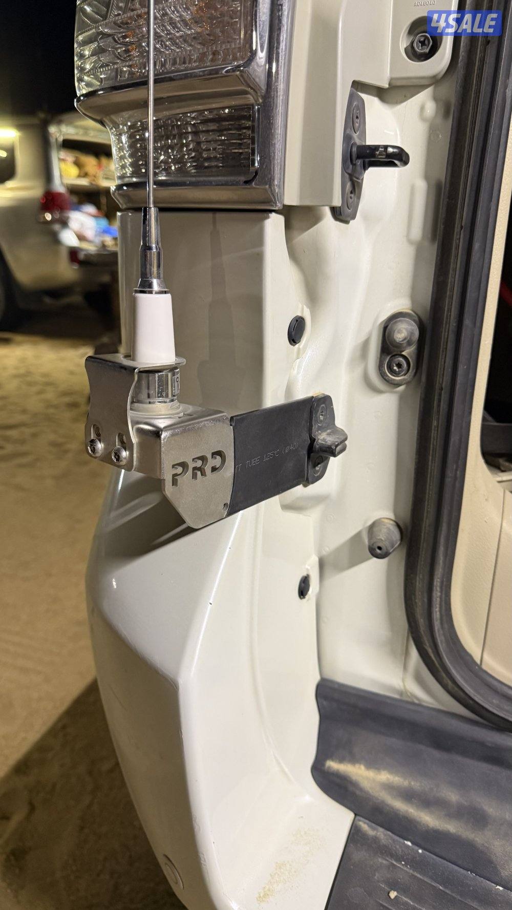 للبيع كشافات جديد بالكرتون وقاعده اريل تم توفير وقواعد كشاف2