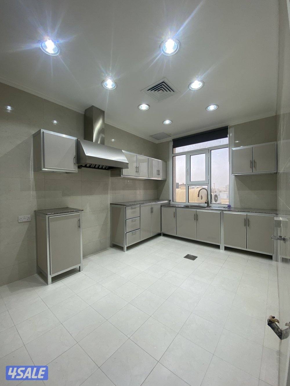 للايجار شقه كبيره الصباحيه 4غرف و صاله6