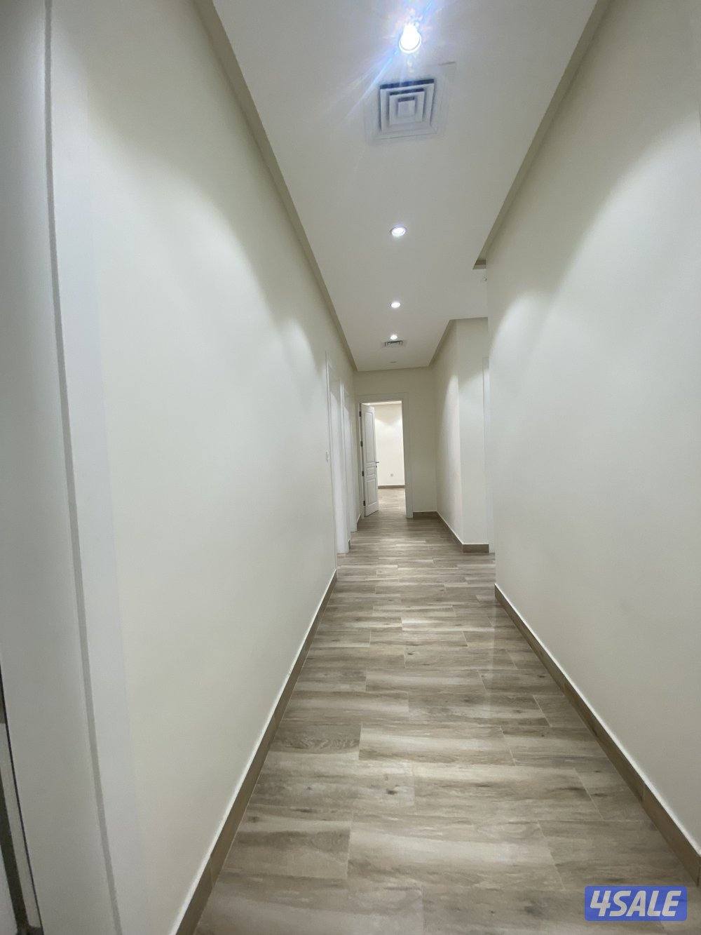 للايجار شقه كبيره الصباحيه 4غرف و صاله8