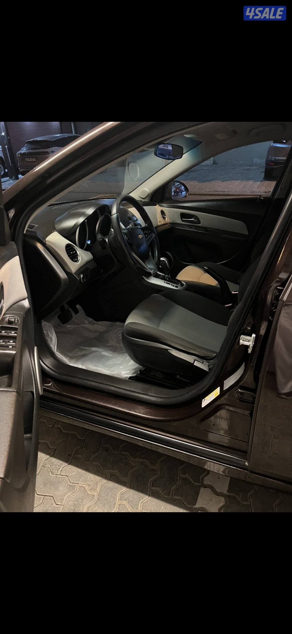 شفر كروز2015 اللون بني ميتاليك الداخلية بيج بأسود السيارة بحالة ممتازة2