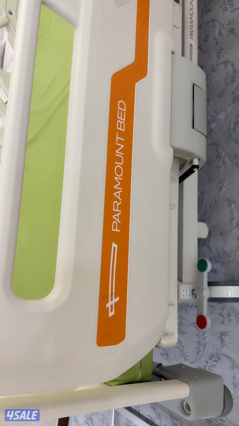 سرير طبي مع مرتبه حراريه و طاوله1