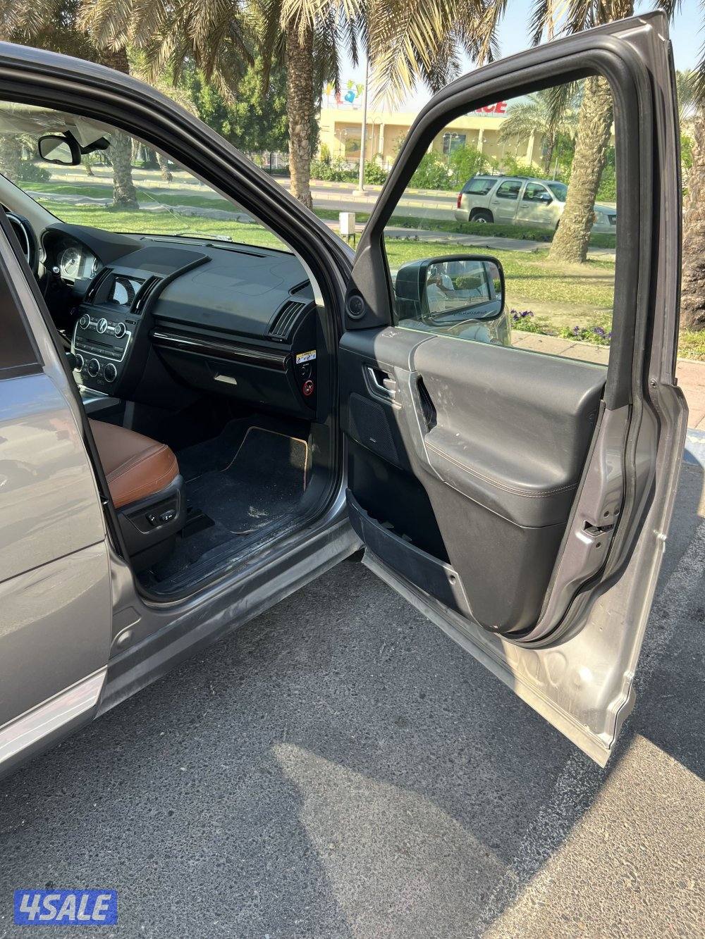 لاند روفر LR2 عداد 88 الف موديل 20144