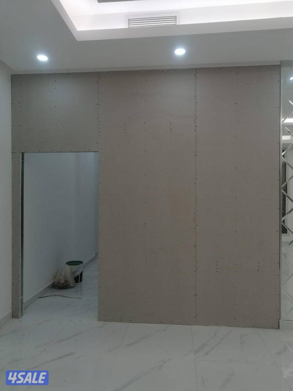 جبس بورد مع باب سحاب كرتيوان وأبواب خشب ديكورات0