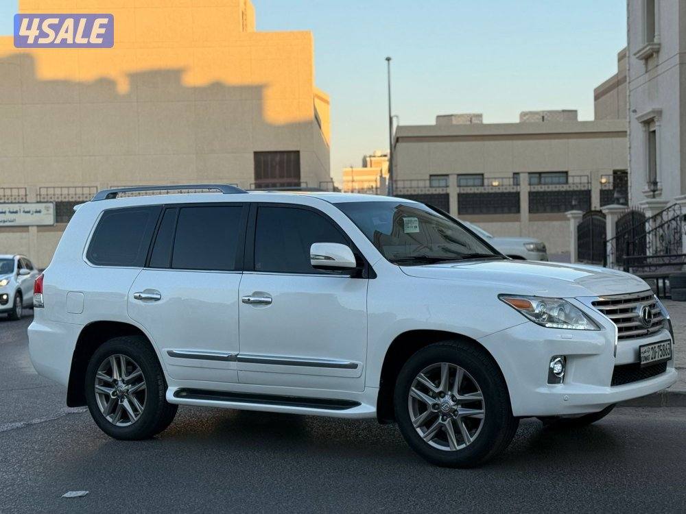 للبيع جيب لكزس ٢٠١٣3