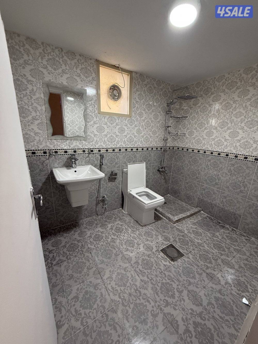 يوجد لدينا شقق الايجار غرفة وصالة مطبخ وحمام تشطيب سوبر لوكس يوجد 🚙🚘9