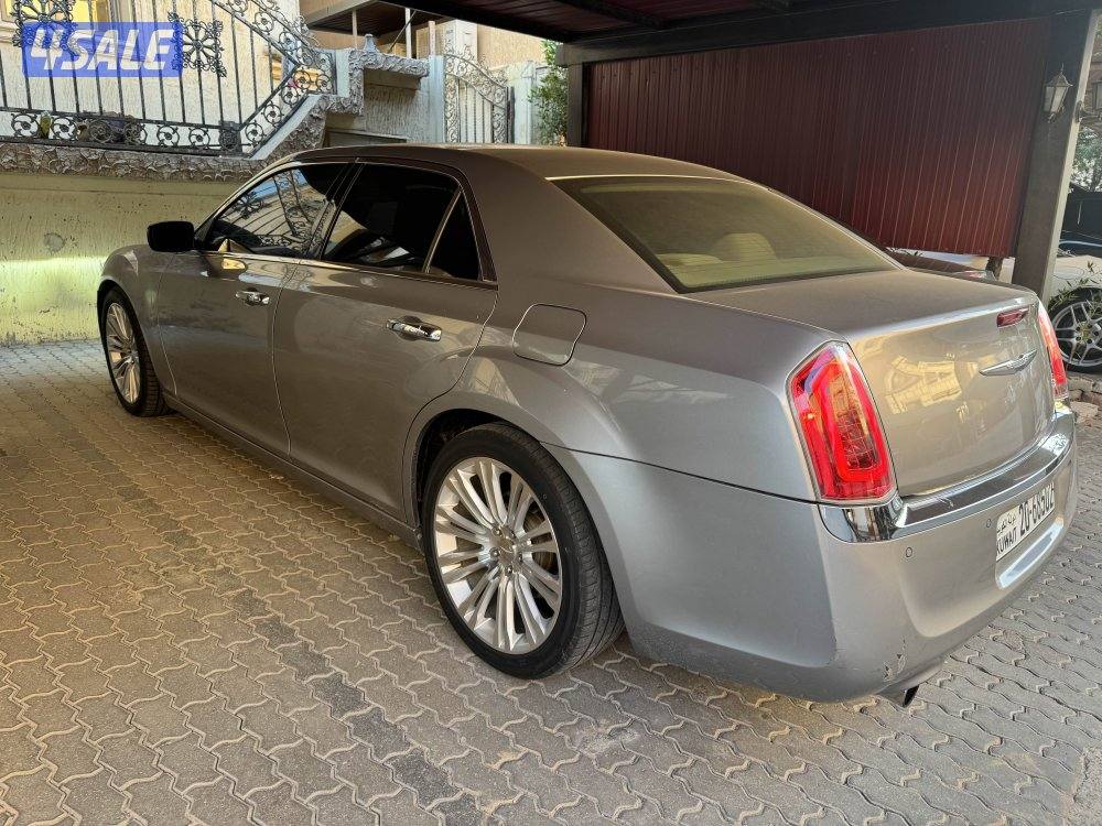 للبيع كرايزلر 2013 c300 هيمي0