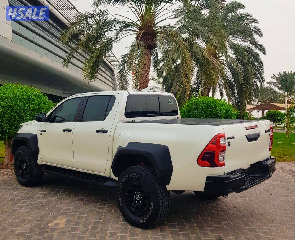 للبيع تويوتا هايلكس GR موديل 2024 عداد 10 📍صبغ وكاااالة 📍3