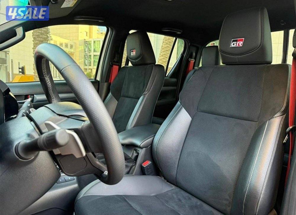 للبيع تويوتا هايلكس GR موديل 2024 عداد 10 📍صبغ وكاااالة 📍4