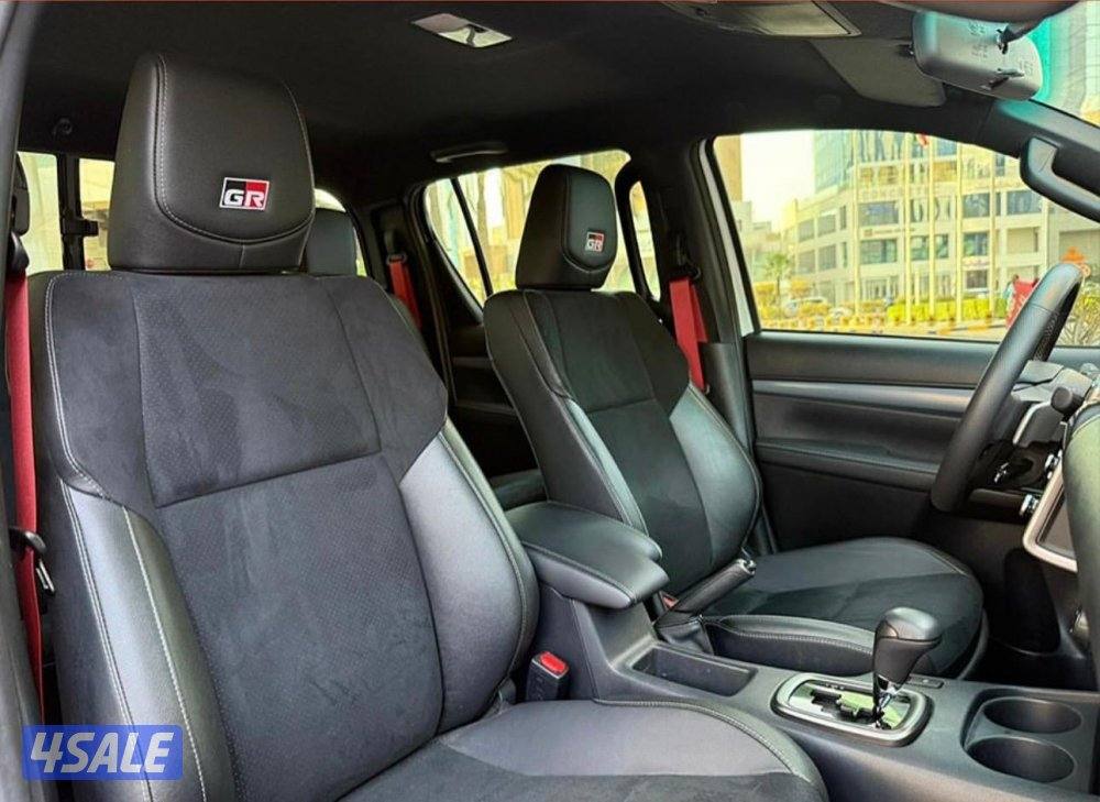 للبيع تويوتا هايلكس GR موديل 2024 عداد 10 📍صبغ وكاااالة 📍5