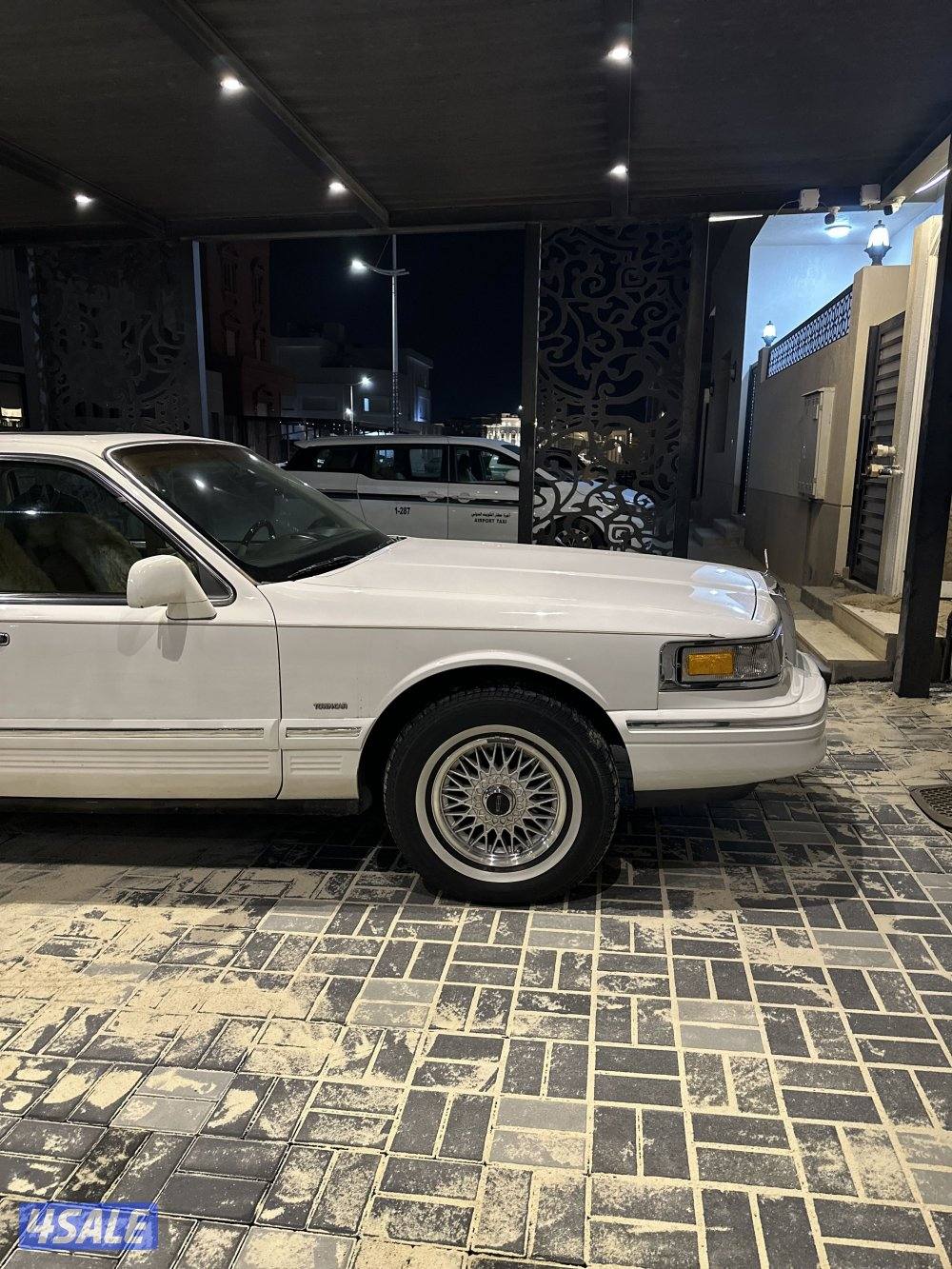 للبيع لينكولن تاون كار موديل ١٩٩٥0