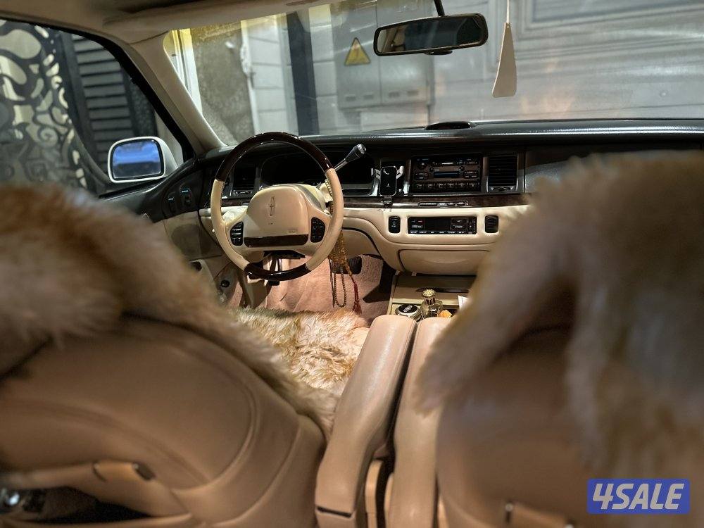 للبيع لينكولن تاون كار موديل ١٩٩٥1