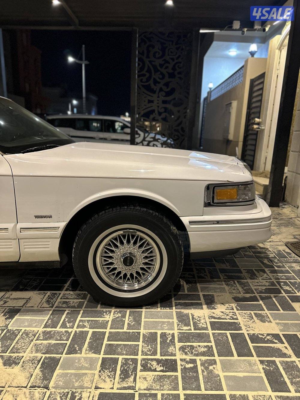 للبيع لينكولن تاون كار موديل ١٩٩٥4