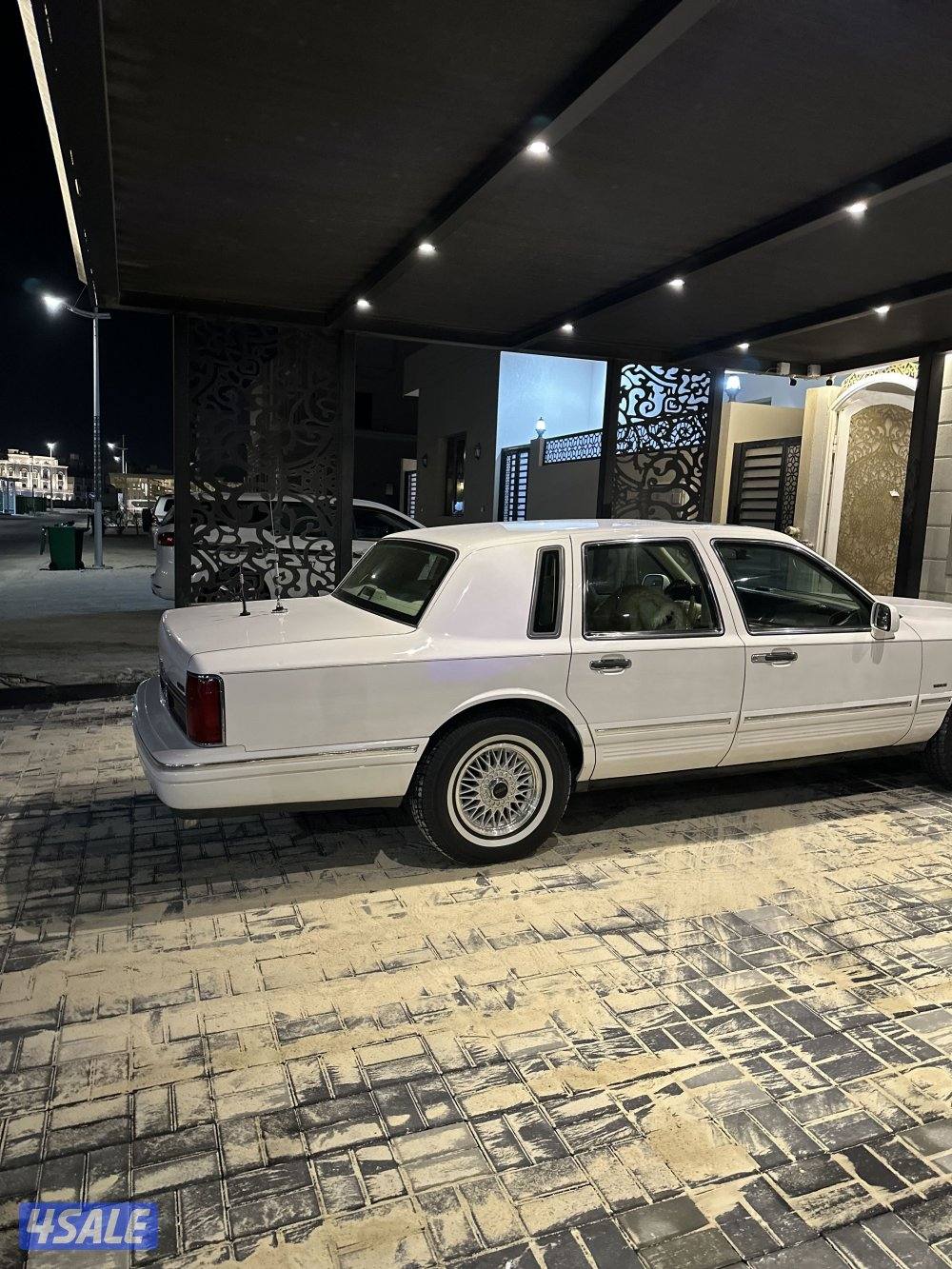 للبيع لينكولن تاون كار موديل ١٩٩٥5