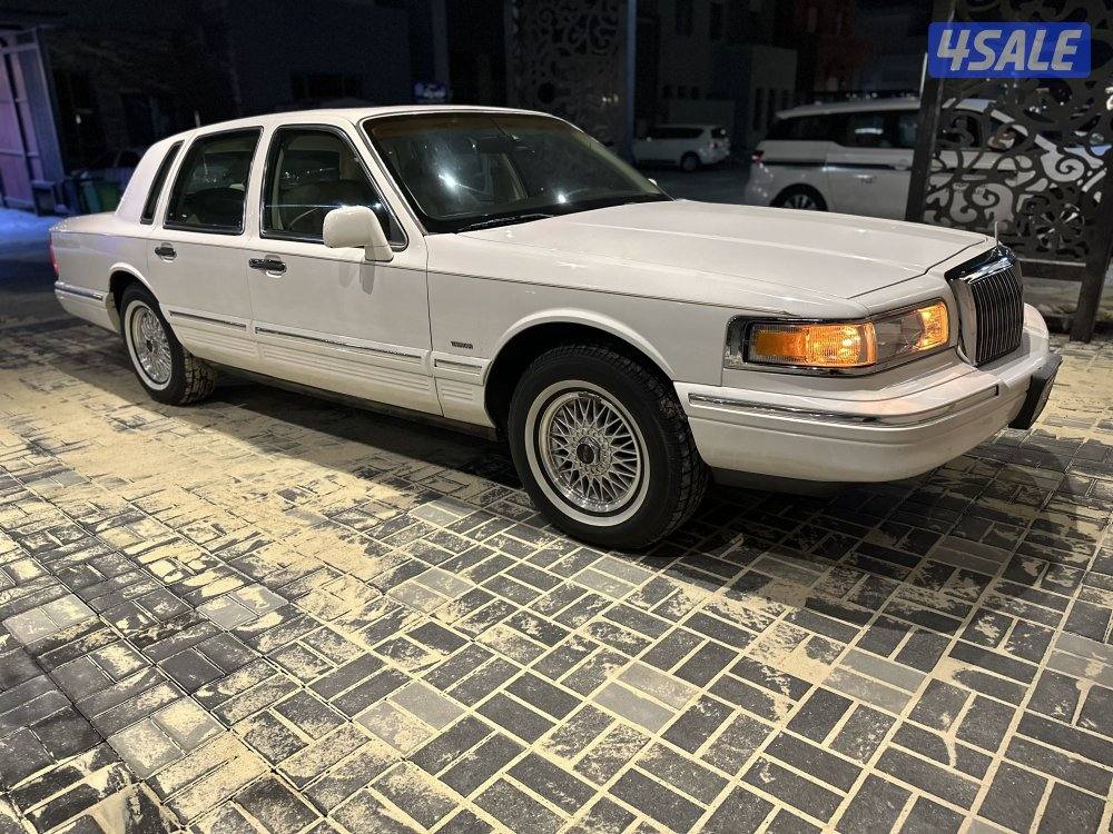 للبيع لينكولن تاون كار موديل ١٩٩٥9