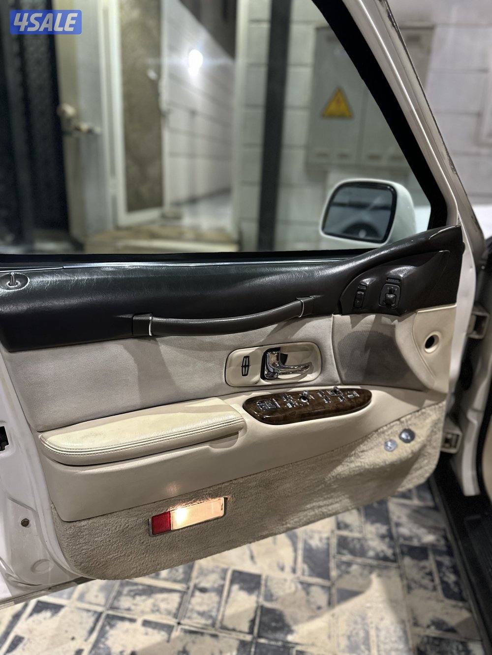 للبيع لينكولن تاون كار موديل ١٩٩٥10