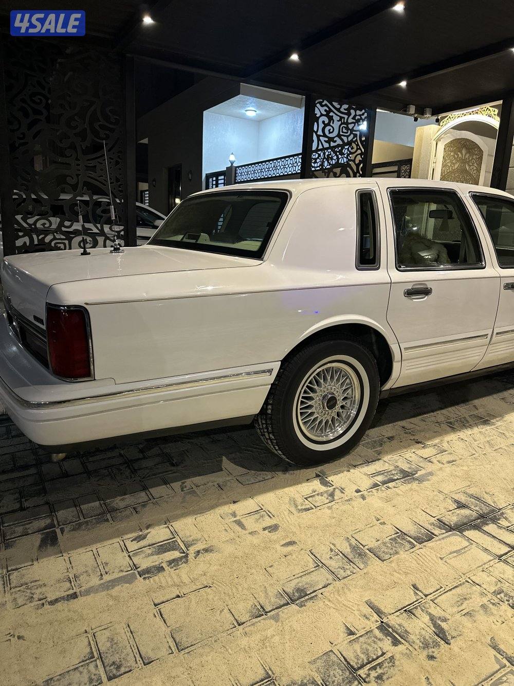 للبيع لينكولن تاون كار موديل ١٩٩٥12