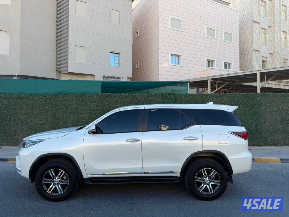 فورتينر 2021 الساير 4V بحاله الوكاله عداد 140 الف3
