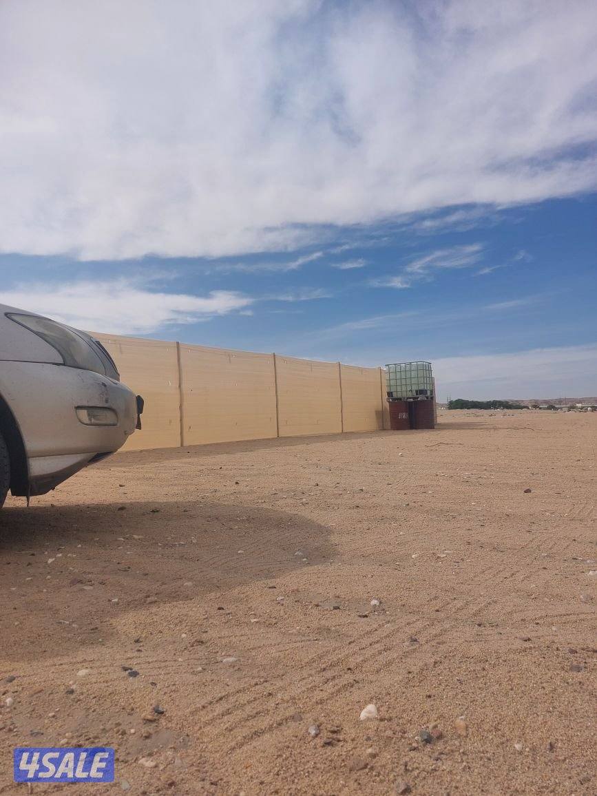 حفارة ركايز مع عامل تركيب اسوار المخيمات3