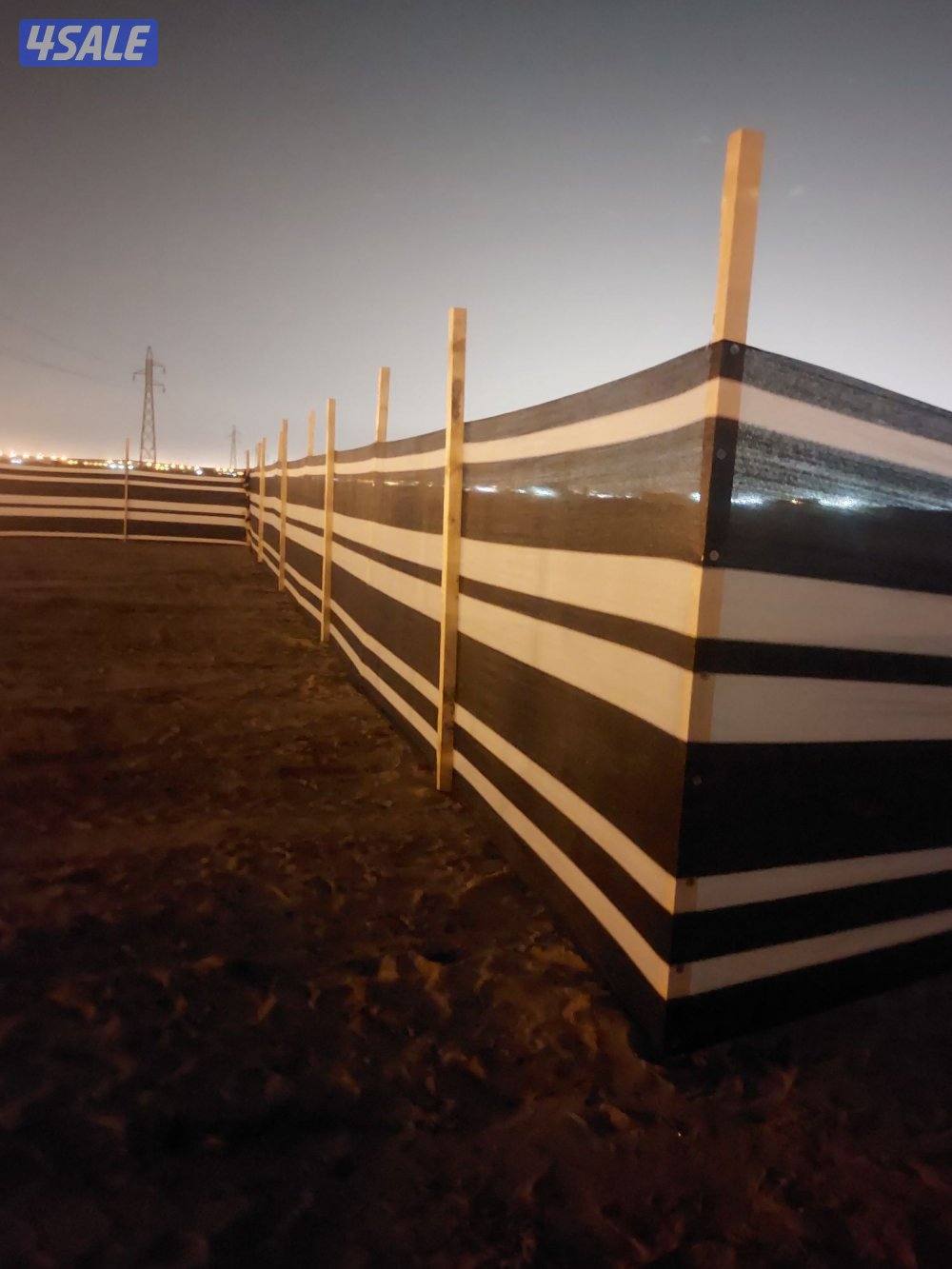 حفارة ركايز مع عامل تركيب اسوار المخيمات2