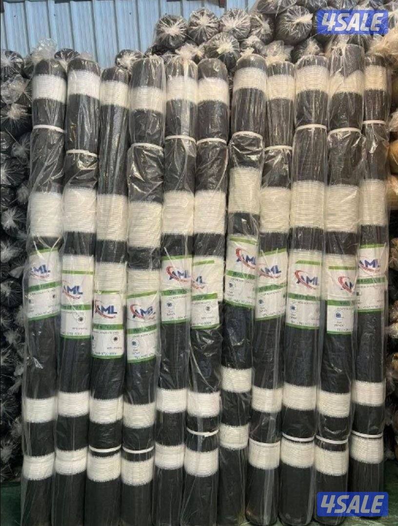 حفارة ركايز مع عامل تركيب اسوار المخيمات4