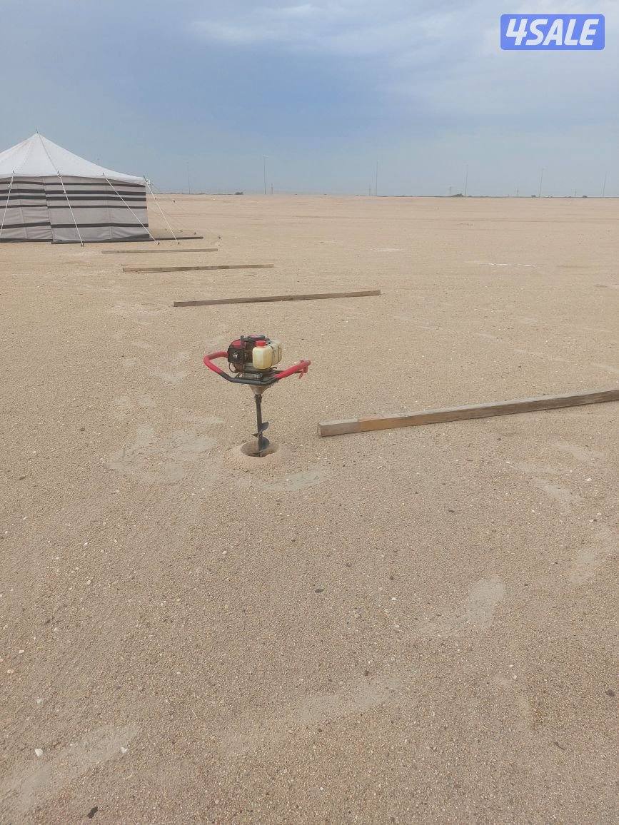 حفارة ركايز مع عامل تركيب اسوار المخيمات6