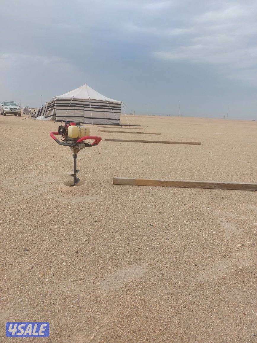 حفارة ركايز مع عامل تركيب اسوار المخيمات7