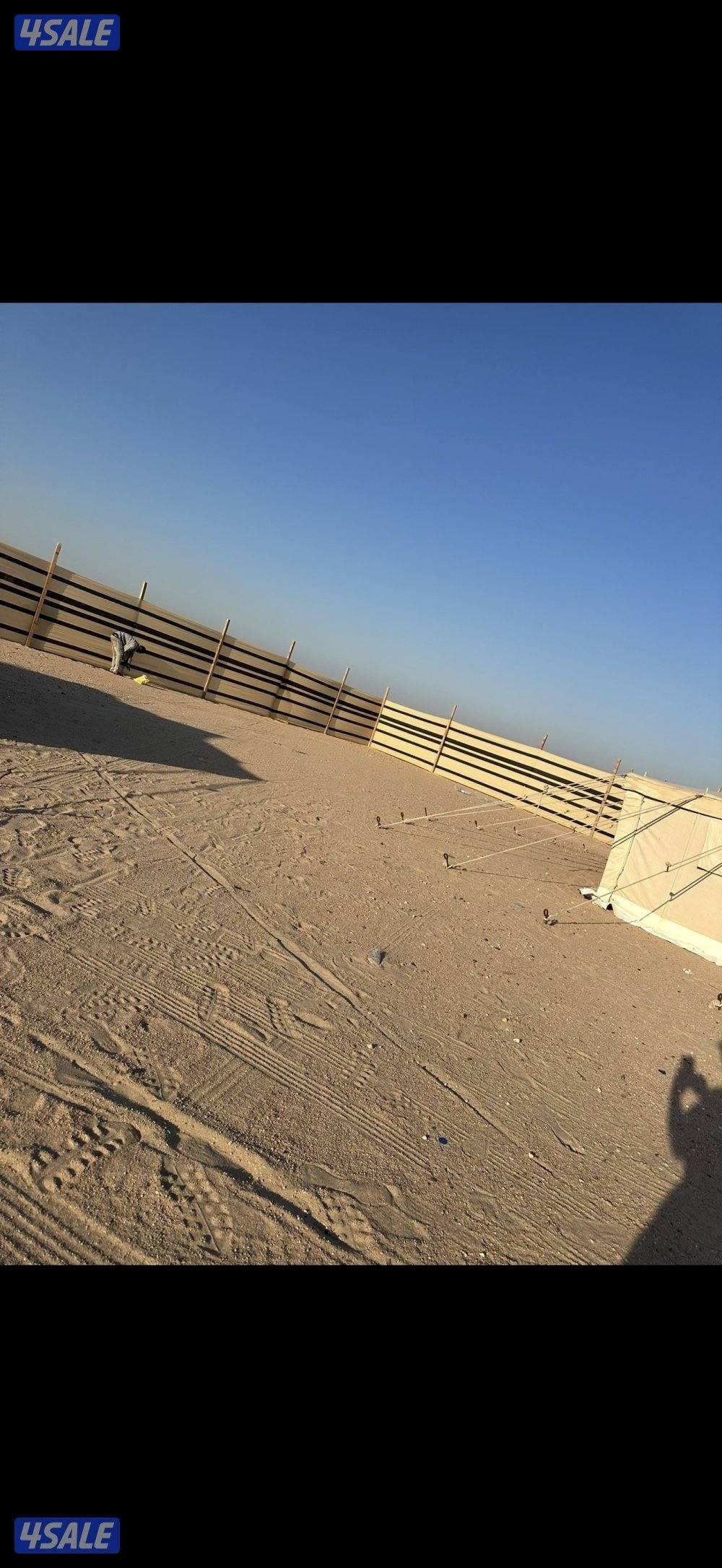 حفارة ركايز مع عامل تركيب اسوار المخيمات9