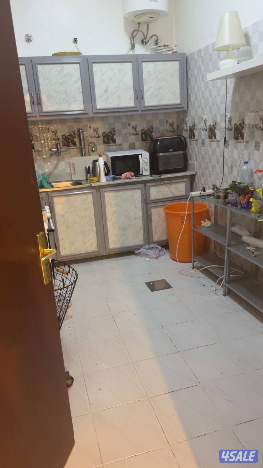 شقه غرفتين غرفه بلكونه ومطبخ وحمامين وصاله الايجار٣٥٠ مطلوب خلو1