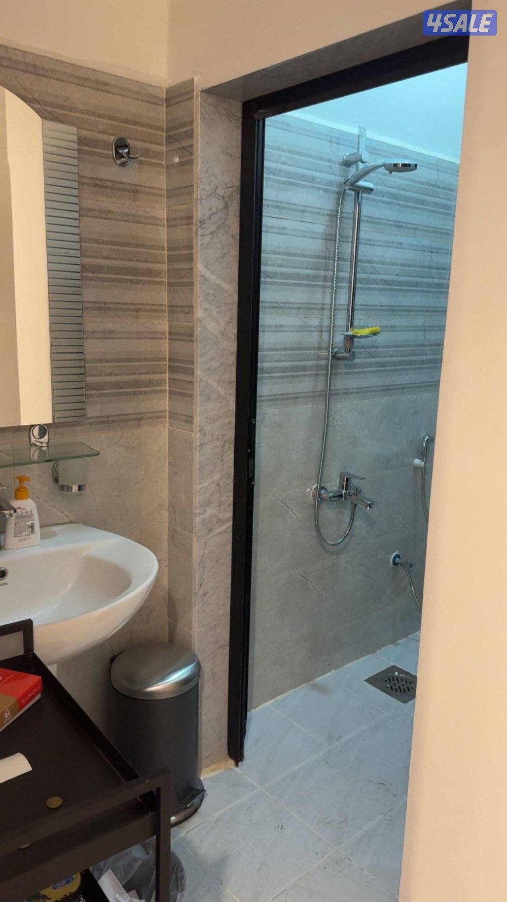 شقه غرفتين غرفه بلكونه ومطبخ وحمامين وصاله الايجار٣٥٠ مطلوب خلو2