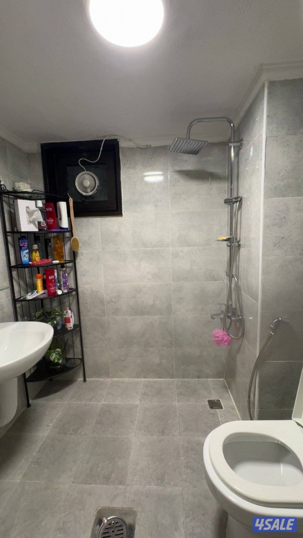 شقه غرفتين غرفه بلكونه ومطبخ وحمامين وصاله الايجار٣٥٠ مطلوب خلو5