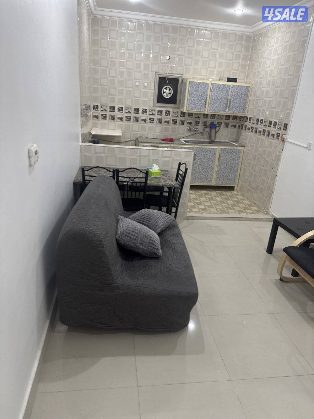 شقة صغيرة تتكون من غرفة نوم واحدة و صالة و حمام واحد. لعائلة صغيرة0