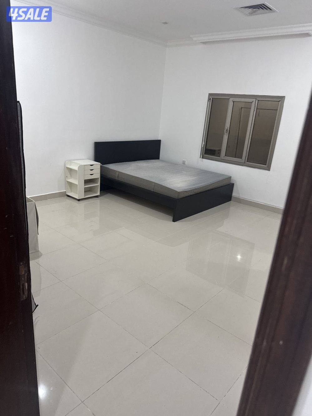 شقة صغيرة تتكون من غرفة نوم واحدة و صالة و حمام واحد. لعائلة صغيرة1