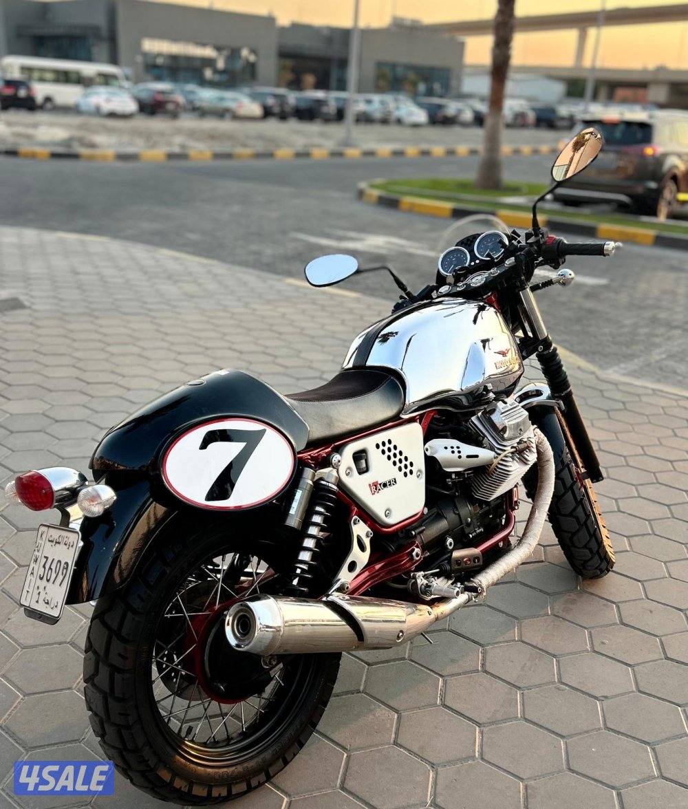 Moto Guzzi V7 Racer1