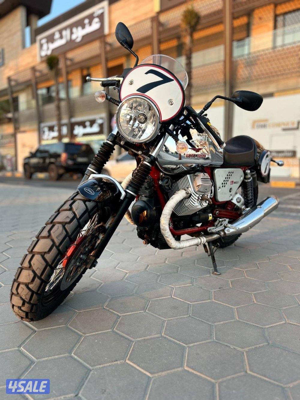 Moto Guzzi V7 Racer0