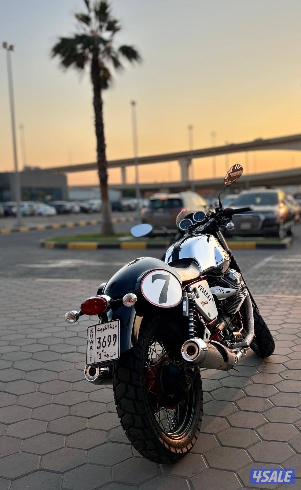 Moto Guzzi V7 Racer2