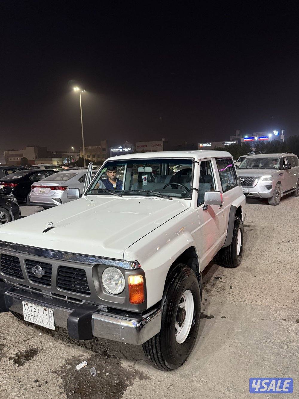 للبيع نيسان باب واحد 19933