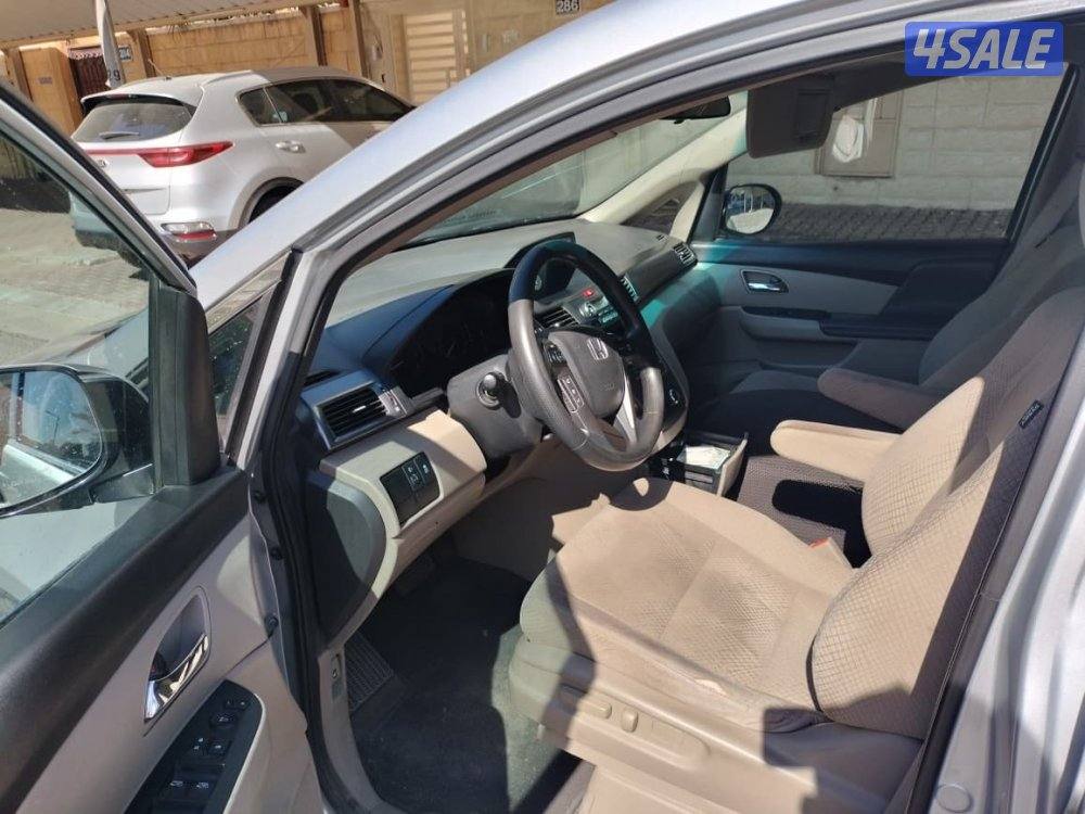 للبيع هوندا اوديسي صبغ وكاله لون فضي من الداخل مخمل0