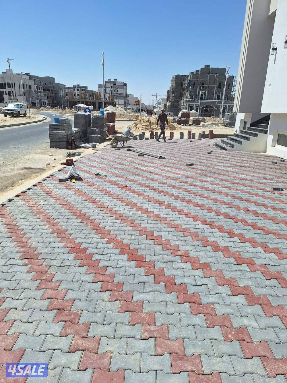 معلم فني لتركيب وتوريد البلاط المتداخل والكربستون وتنسيق الحداق1