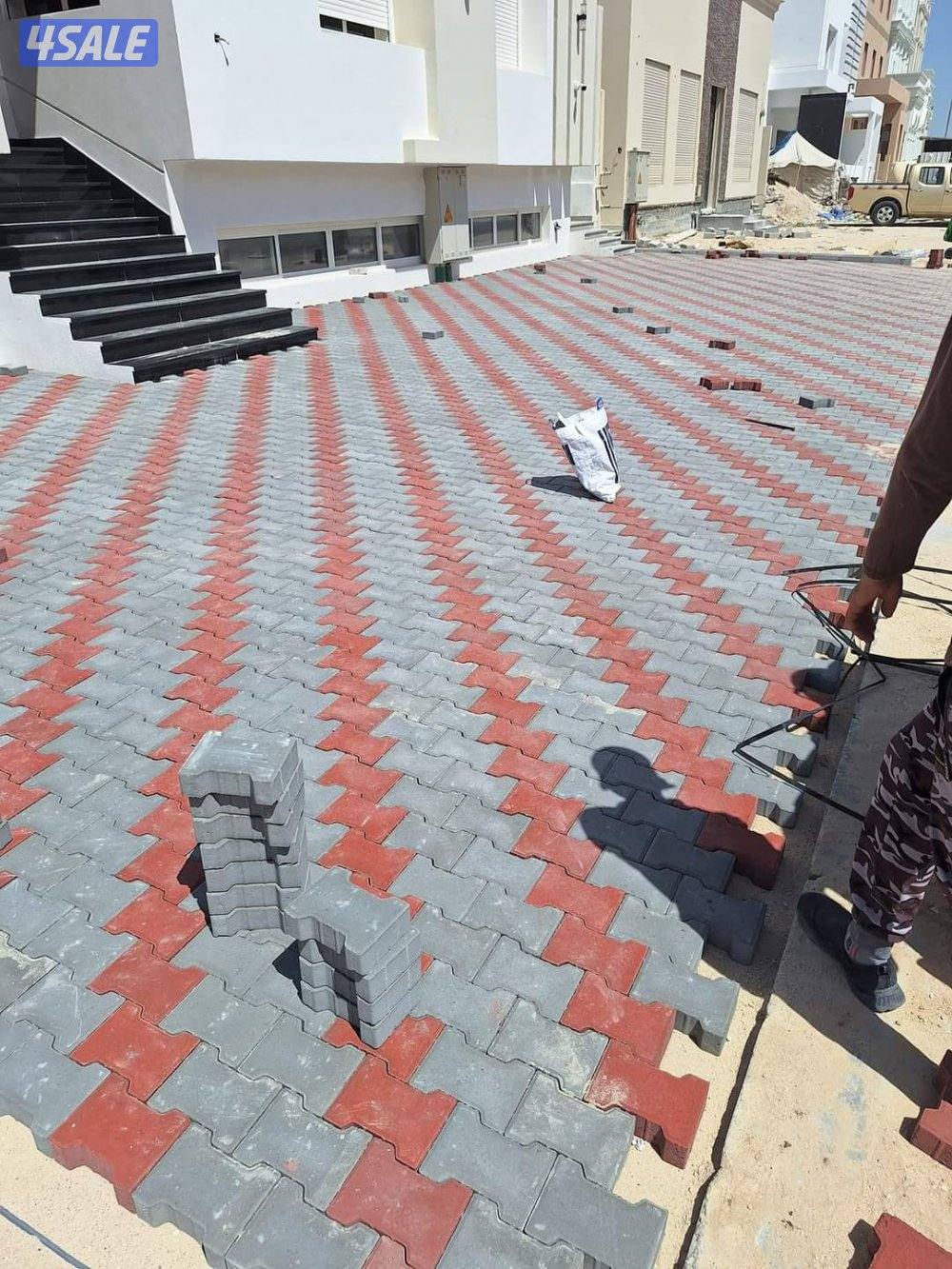 معلم فني لتركيب وتوريد البلاط المتداخل والكربستون وتنسيق الحداق2