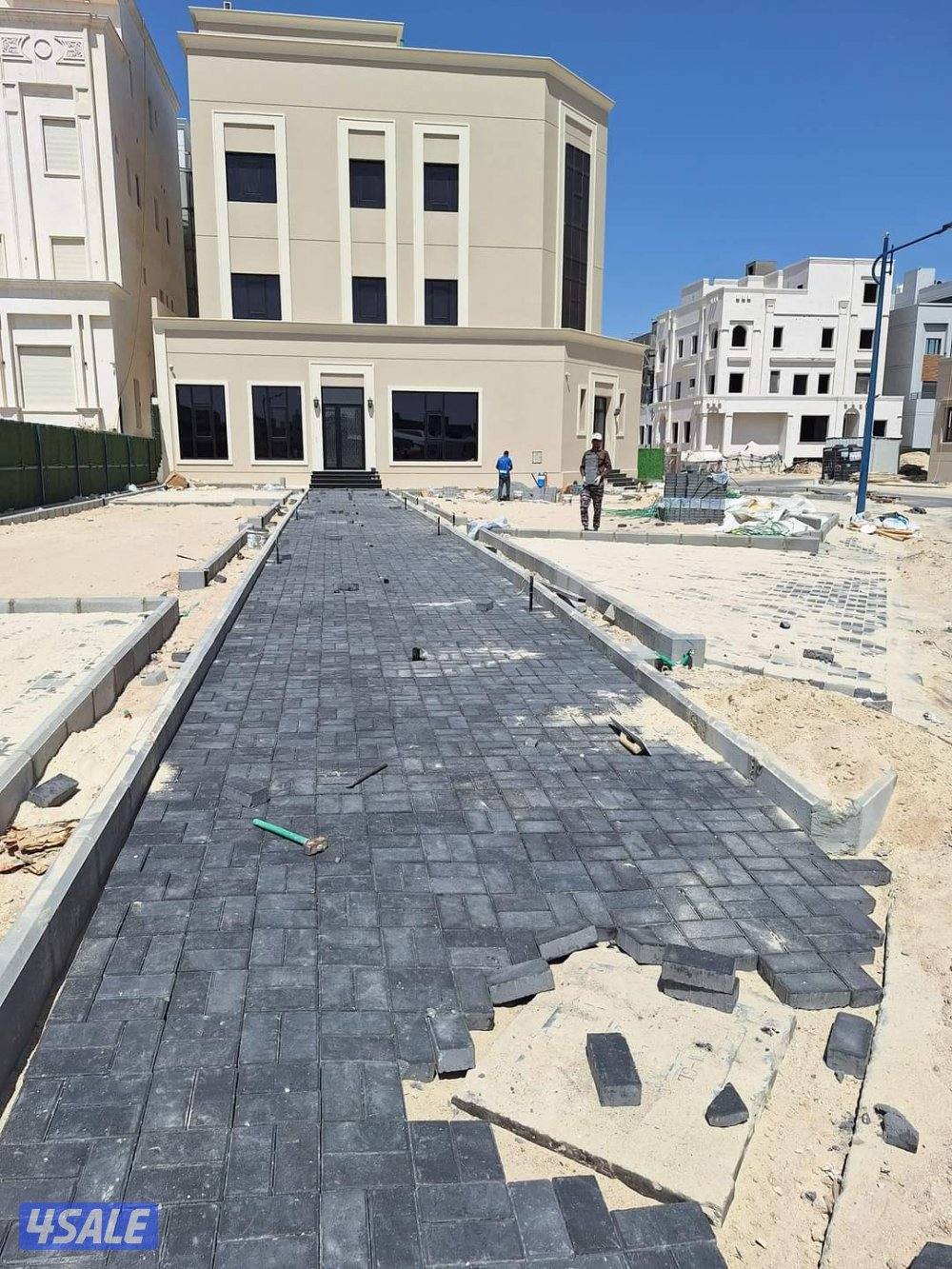 معلم فني لتركيب وتوريد البلاط المتداخل والكربستون وتنسيق الحداق3