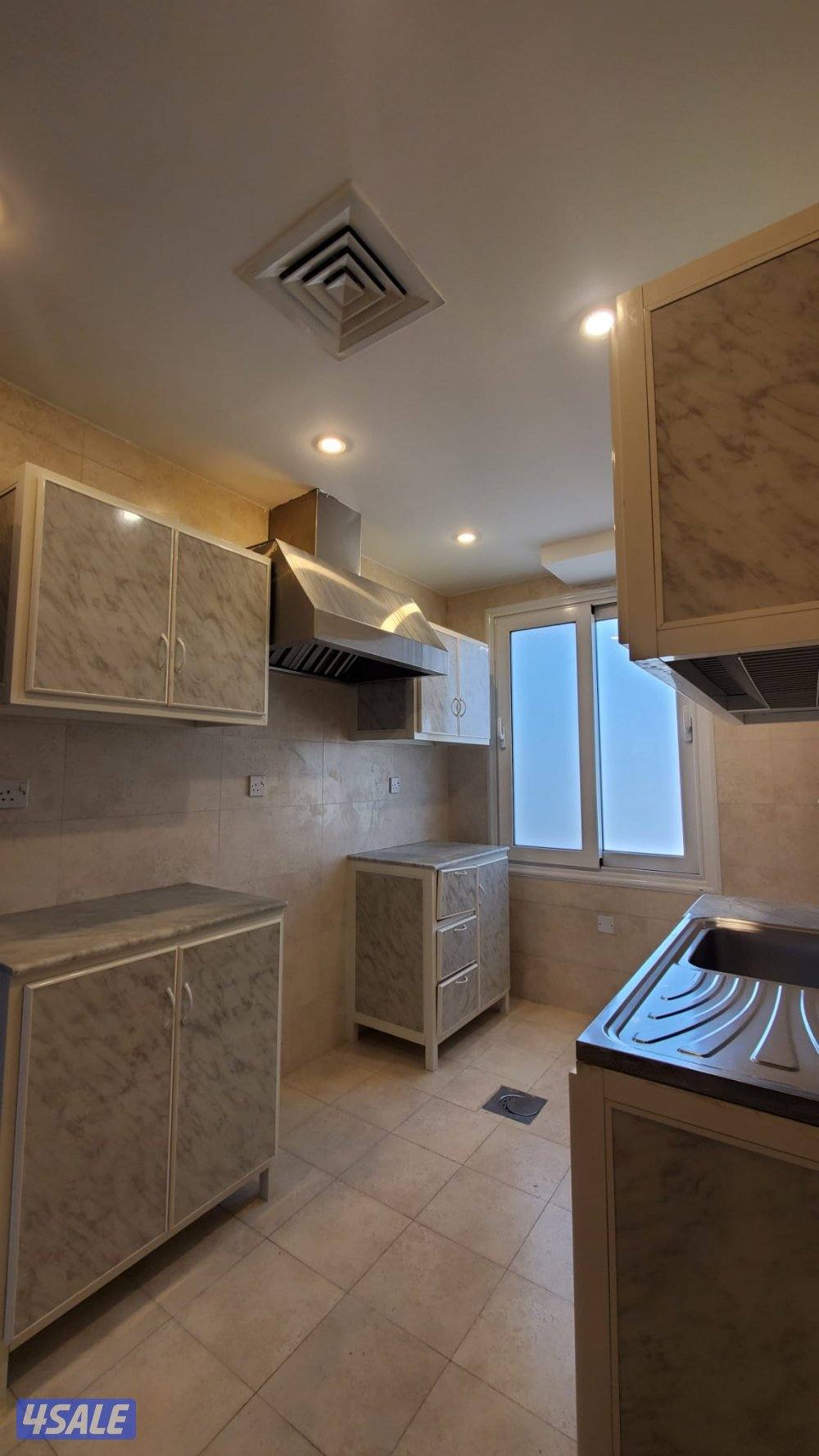 للايجار شقه في منطقه مشرف مع روف4