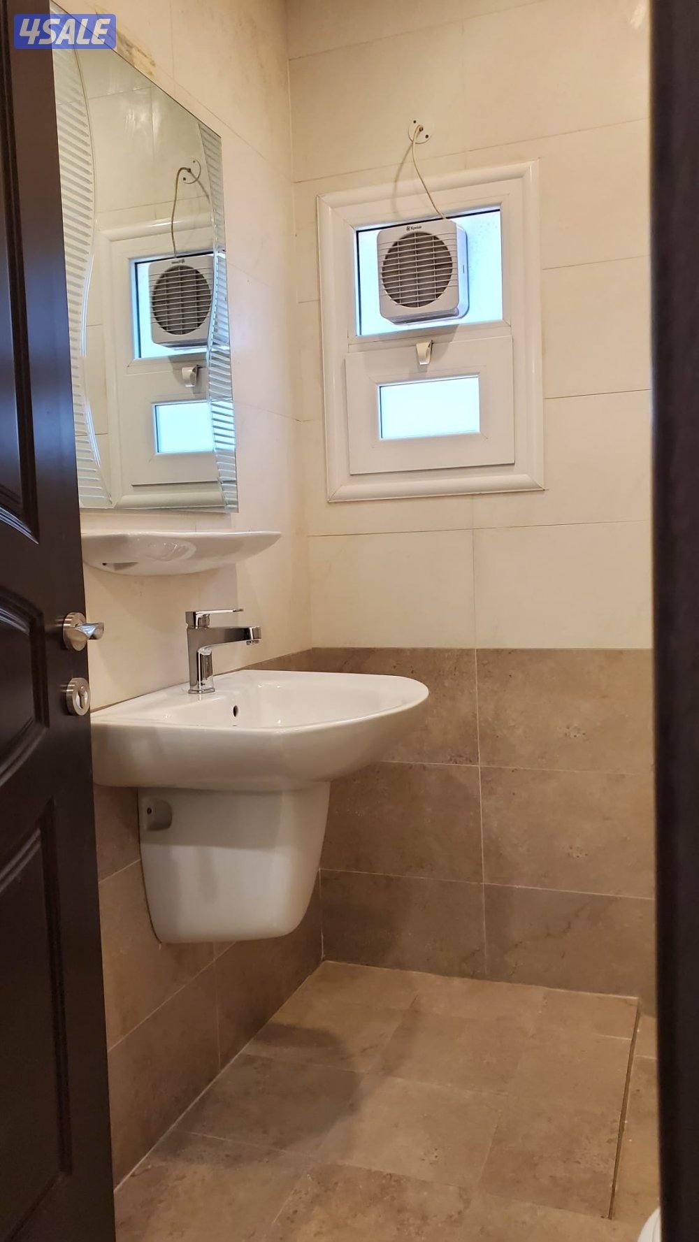 للايجار شقه في منطقه مشرف مع روف7