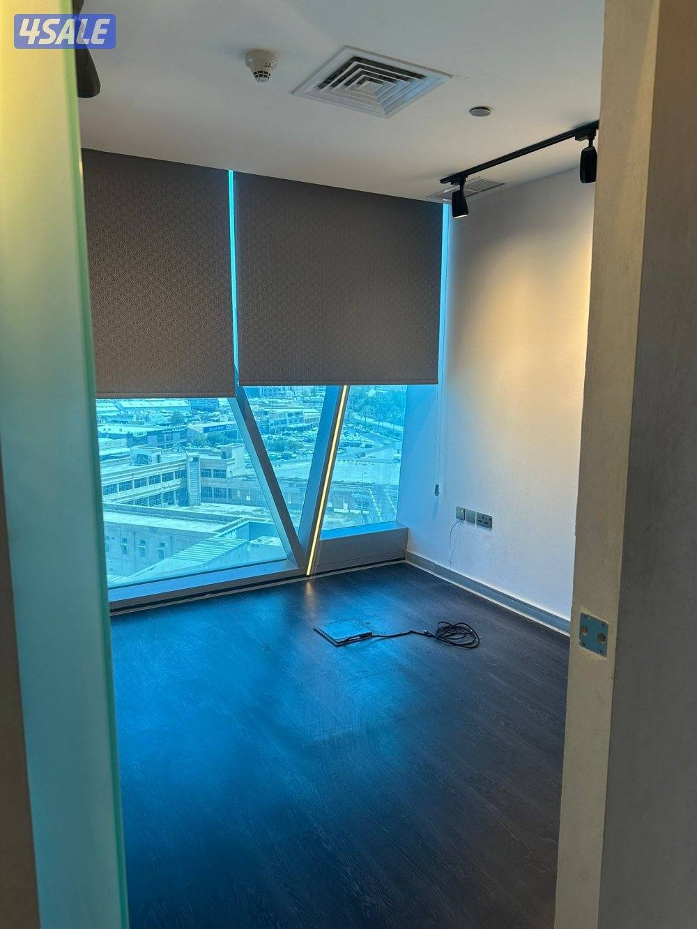 مكاتب للايجار بجانب بعض يحملون الارقام الاليه يعني دور تجاري بس ولله ش3