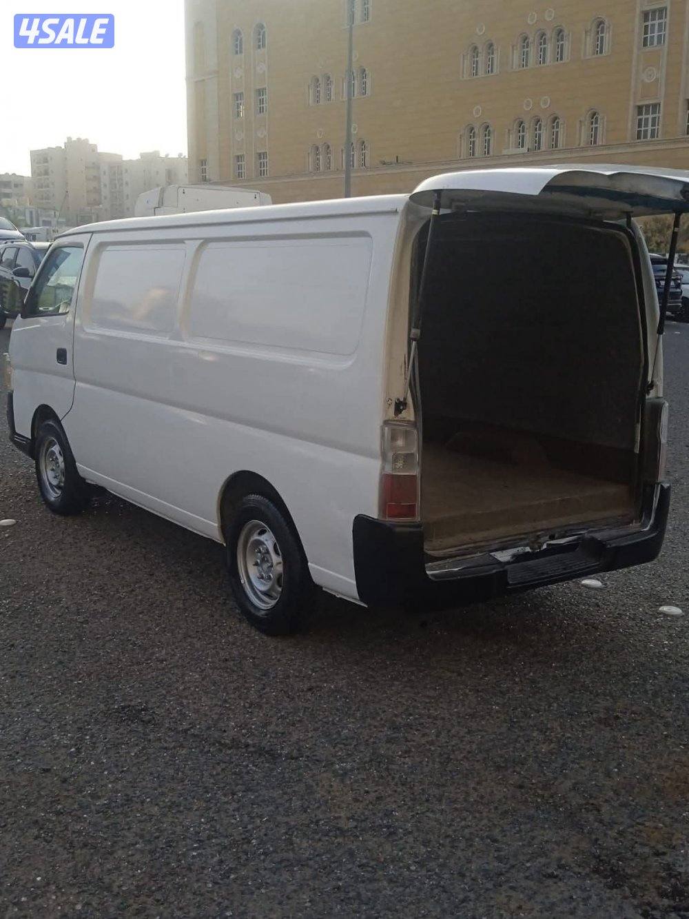 باص نيسان ثلاجه لنقل جميع الاغراض مواد غذائيه وشغل للحفلات0