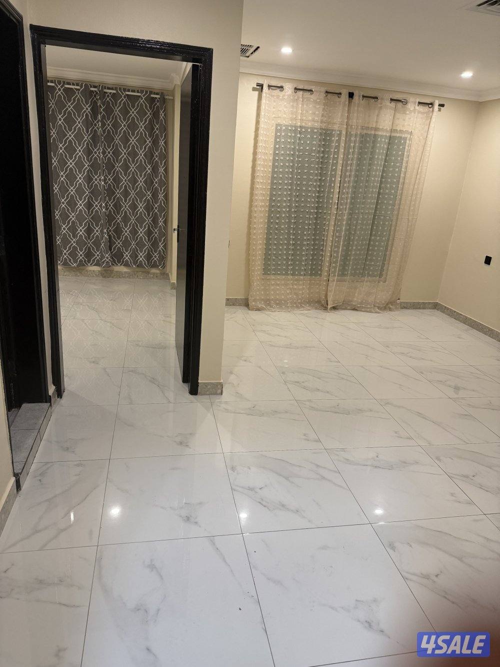 يوجد لدينا شقق الايجار غرفة وصالة مطبخ وحمام خلو وفاضي يوجد 🚙🚘0