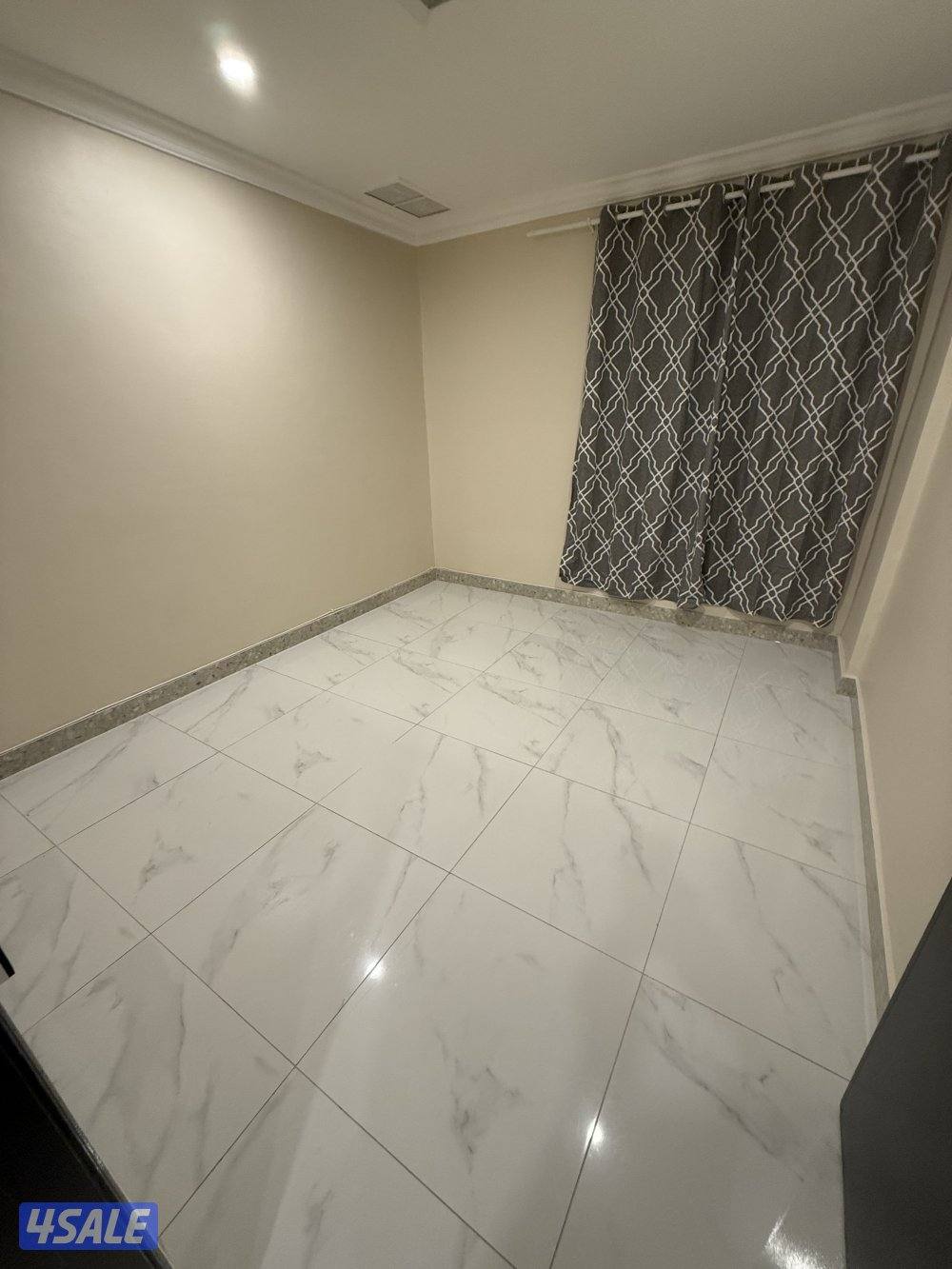 يوجد لدينا شقق الايجار غرفة وصالة مطبخ وحمام خلو وفاضي يوجد 🚙🚘1