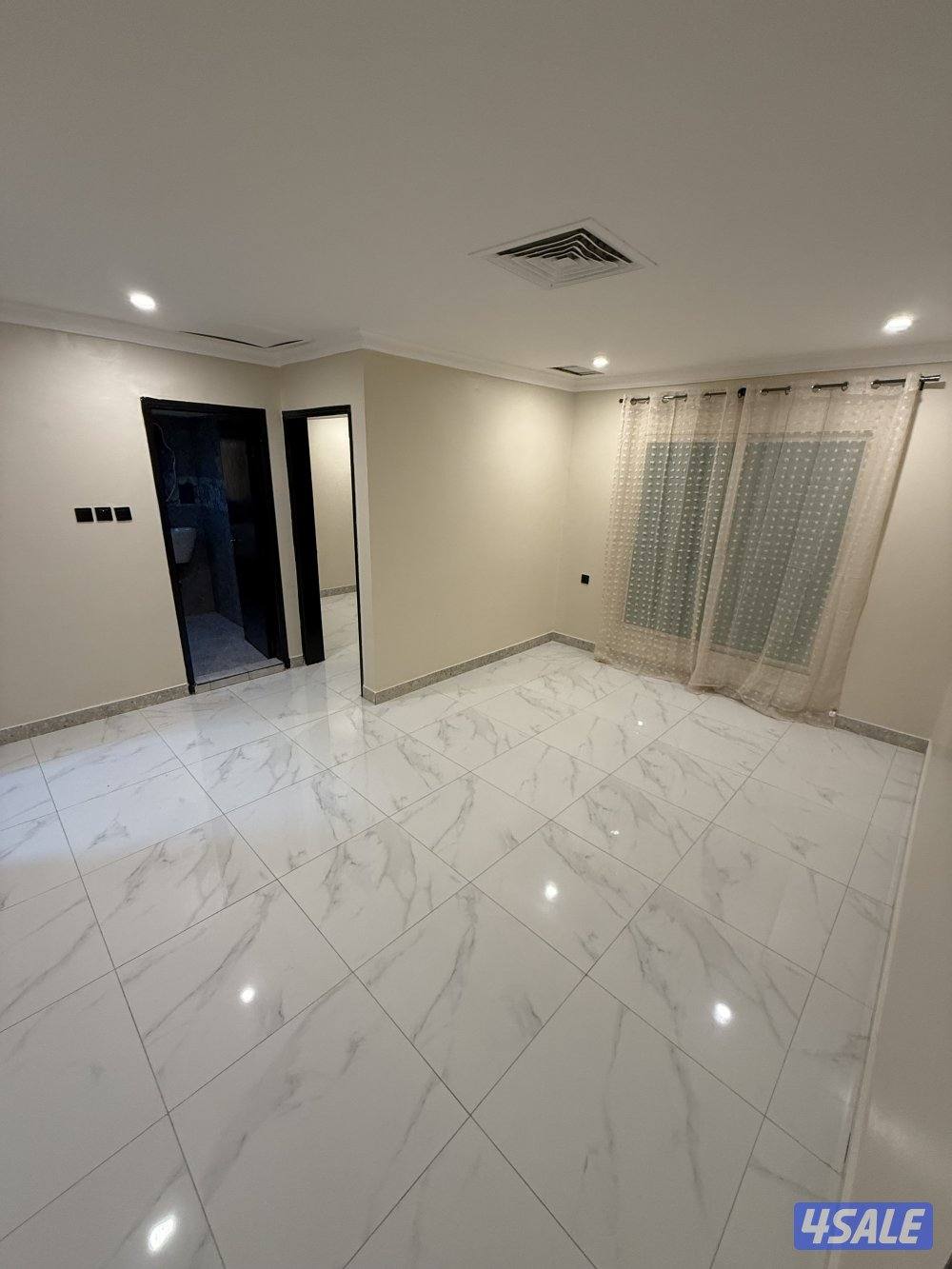 يوجد لدينا شقق الايجار غرفة وصالة مطبخ وحمام خلو وفاضي يوجد 🚙🚘2